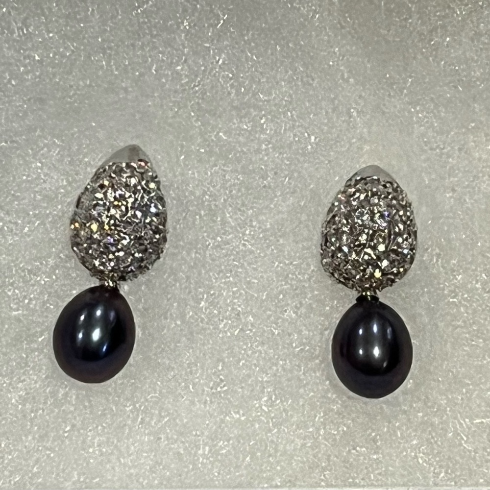 Silver 925 CGI Tahitian pearl earrings with sparkling gemstones.